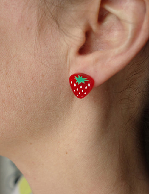 Boucles d'oreilles fraises. Vendues chez Tah-dah !