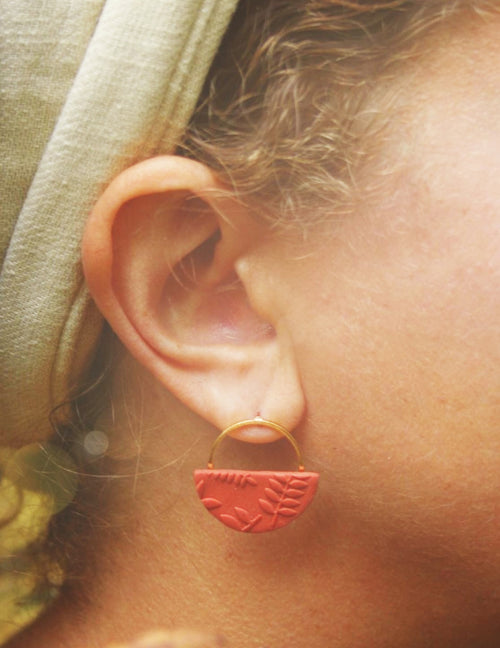 Boucles d'oreilles - Demi-Lune Argile Texturé vendues chez Tah-dah!
